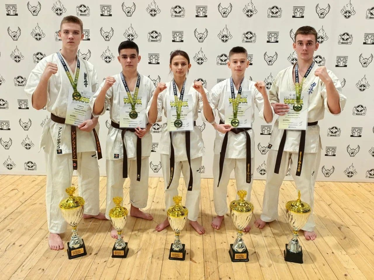 Спортсмены школы Ястреб с кубками и медалями