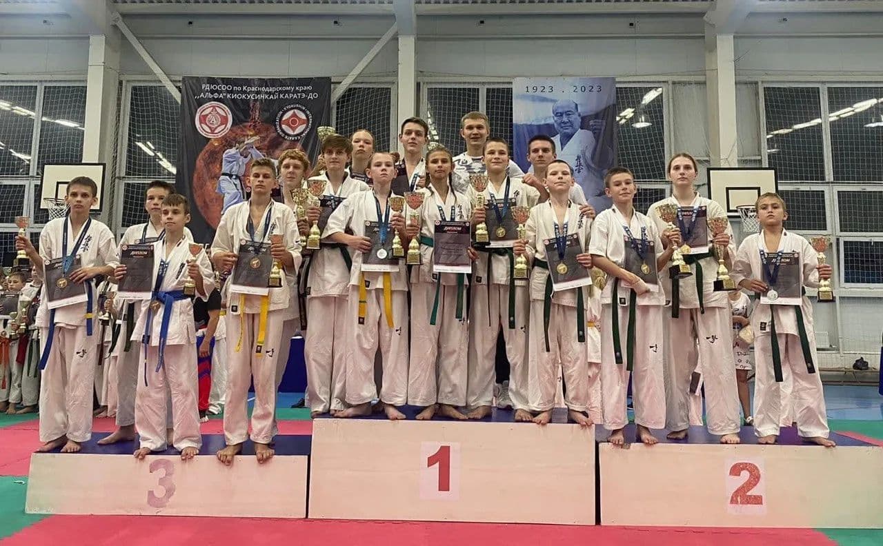 Победители соревнований Киокушинкай на пьедестале